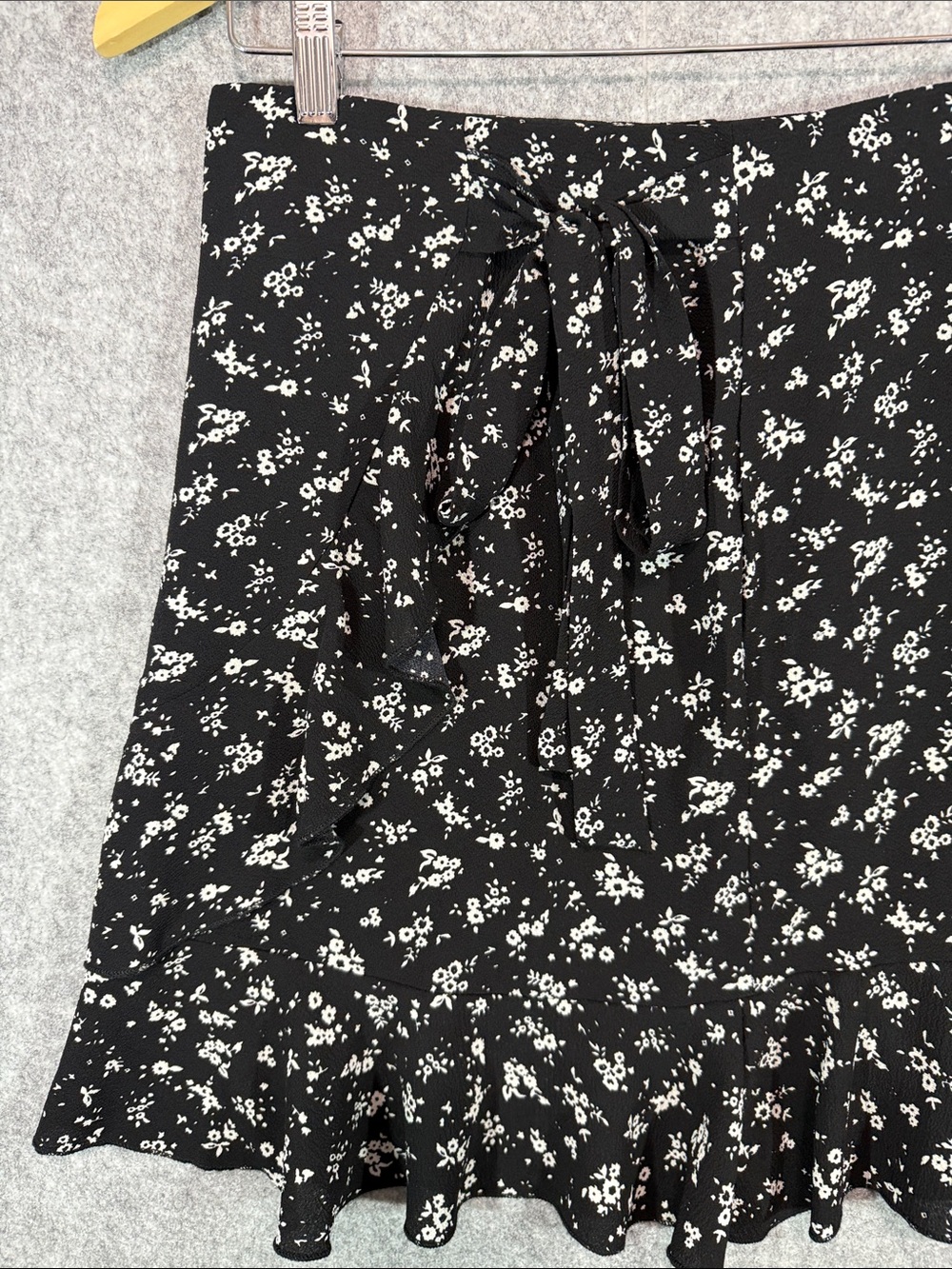 Black Floral Ruffle Mini Skirt - Womens L - Spring Feminine Brunch Romantic - Picture 2 of 8
